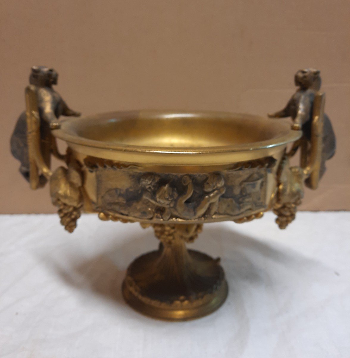 Coupe En Bronze Ornée De Putti Et De Panthères 