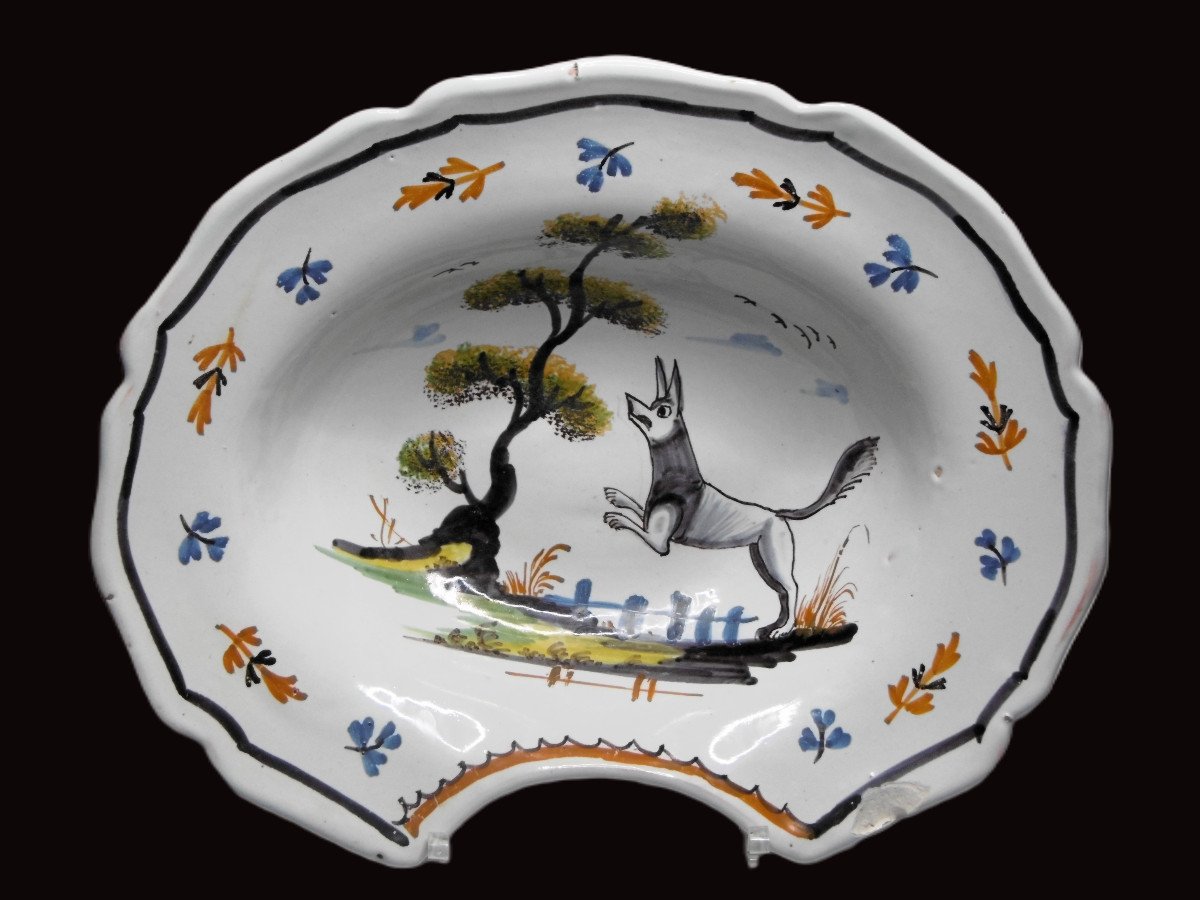 Faience De Nevers Plat  A Barbe A Decor d'Un Chien XVIIIéme