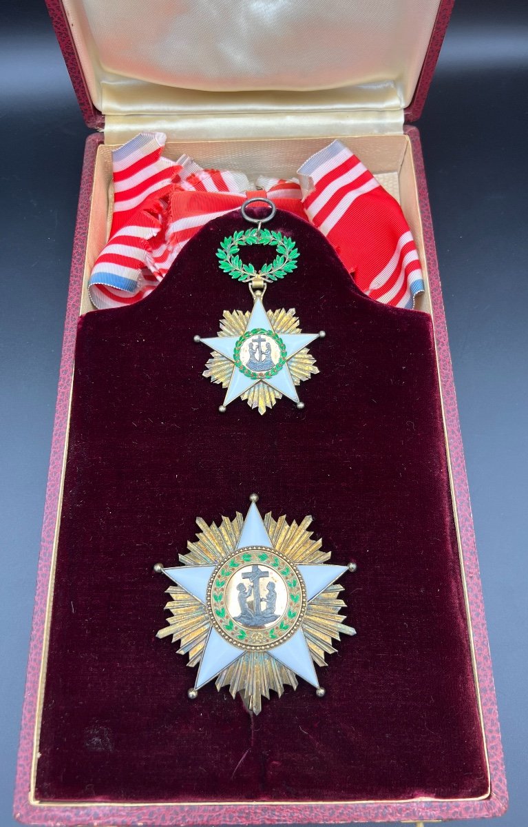 Important Set Of Medals In Golden Silver With Enamel, In Their Original Box