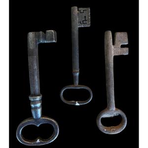 Lot Of 3 Wrought Iron Keys Of Different Ages. From Gothic To The 18th Century - European