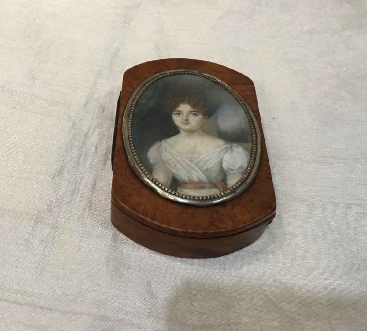 Miniature Ornant Une Boîte, Portrait De Jeune Femme XIXeme