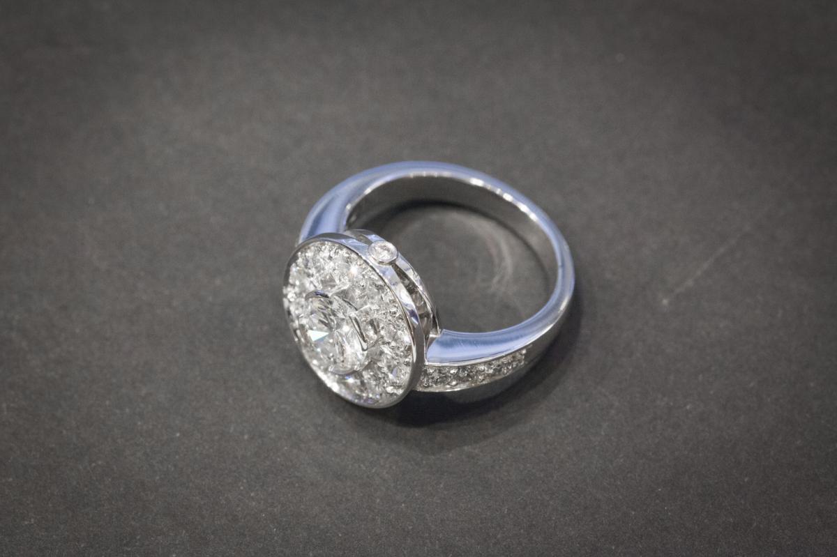 Vintage Ring In White Gold And Diamonds-photo-2