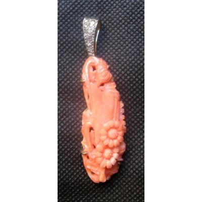 Pendentif en Corail, Bélière en Or Jaune Sertie de Diamants