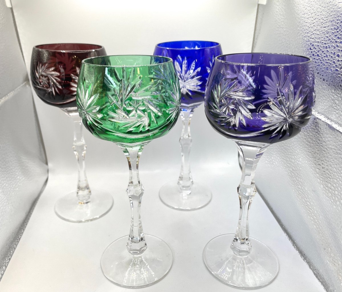 Série De 4 Verres à Eau Ou à Vin En Cristal De Couleur 