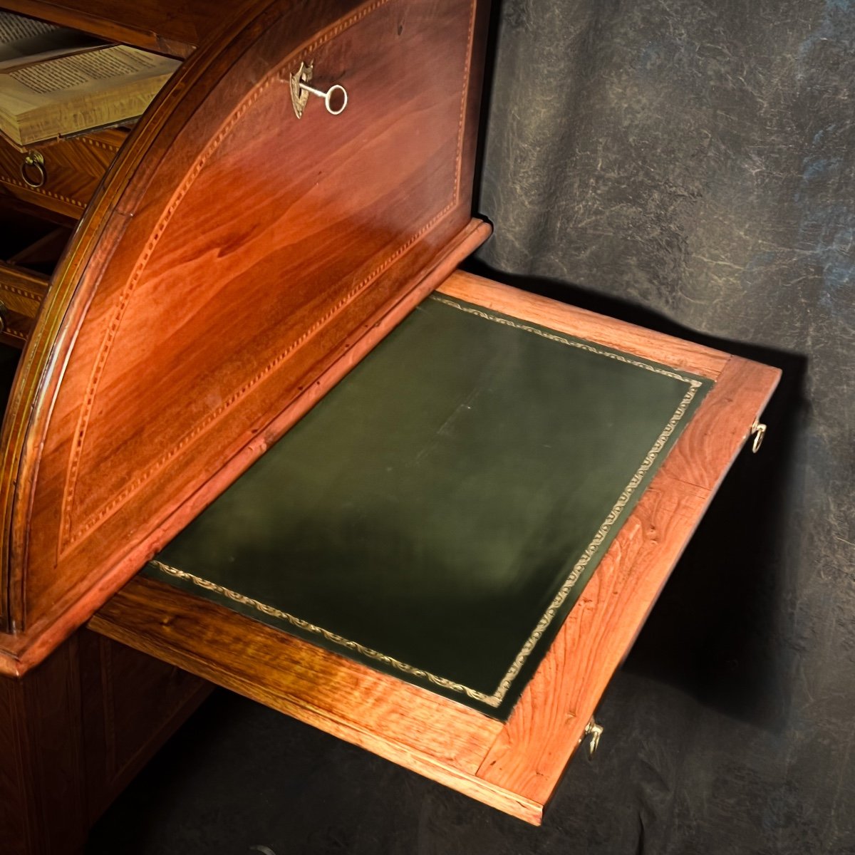 Important 18th Century Castle Cylinder Desk-photo-4