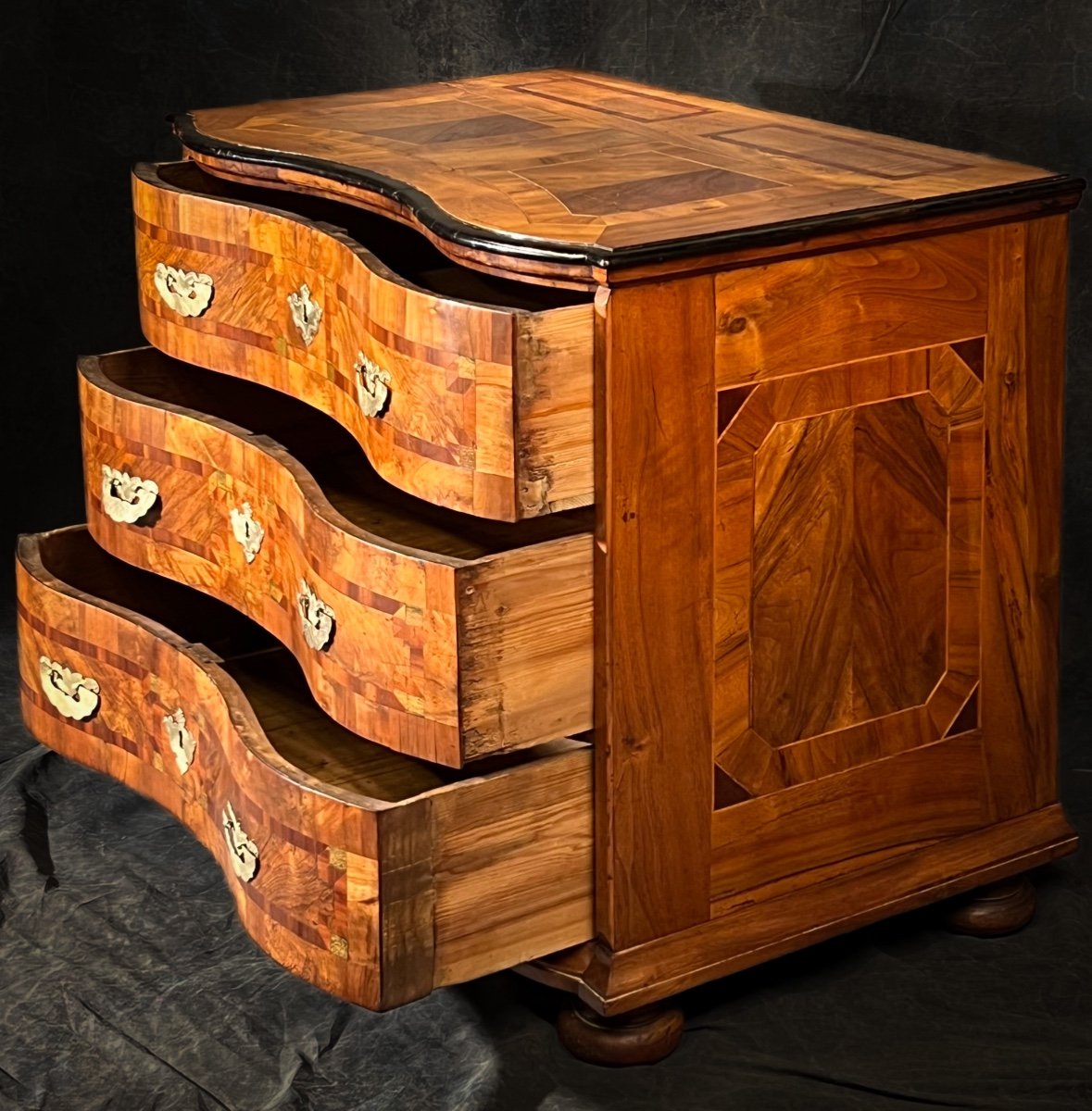 18th Century Walnut Marquetry Crossbow Chest Of Drawers -photo-4