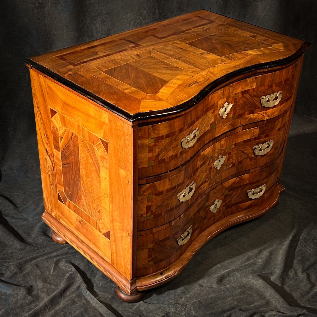 18th Century Walnut Marquetry Crossbow Chest Of Drawers -photo-3