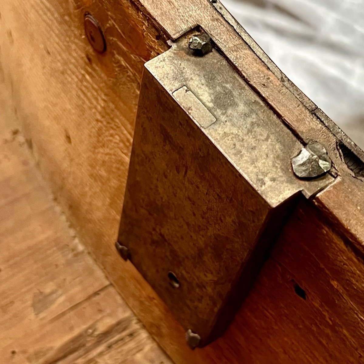 18th Century Walnut Marquetry Crossbow Chest Of Drawers -photo-4