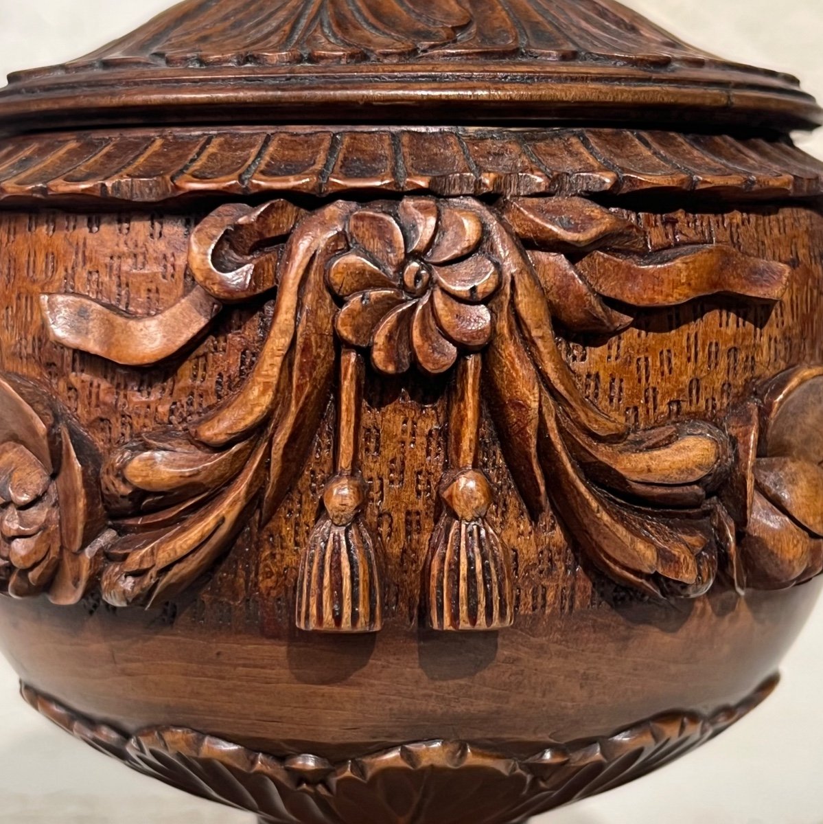 19th Century Turned And Carved Wood Candy Box-photo-3