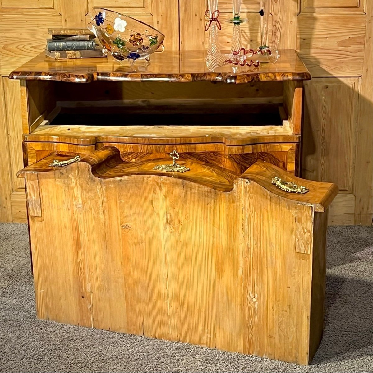 Walnut Inlaid Crossbow Commode 18th-photo-4