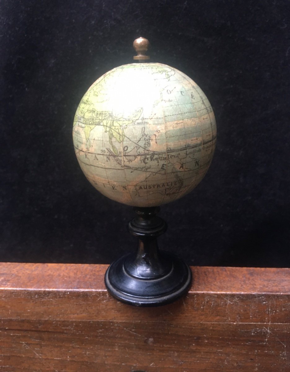 Proantic: Globe Terrestre Miniature JJ Paris.