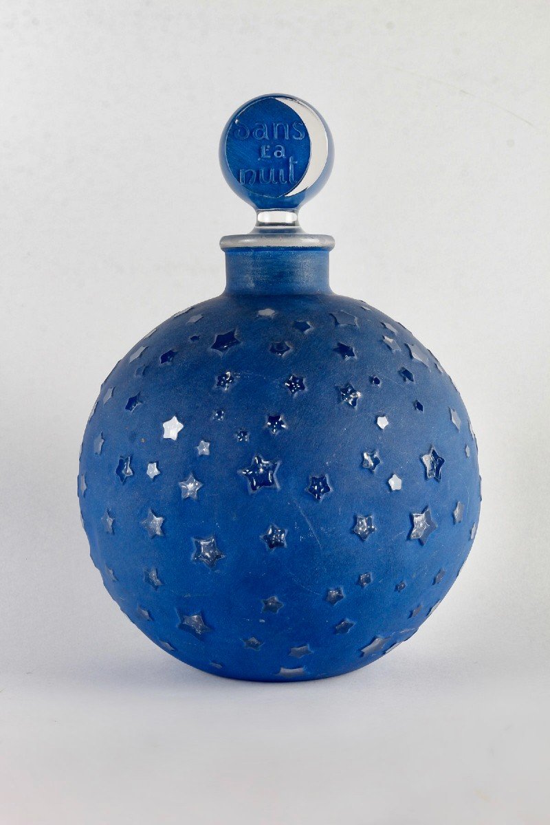 1924 René Lalique - Flacon Géant Dans La Nuit Verre Patiné Bleu Pour Worth