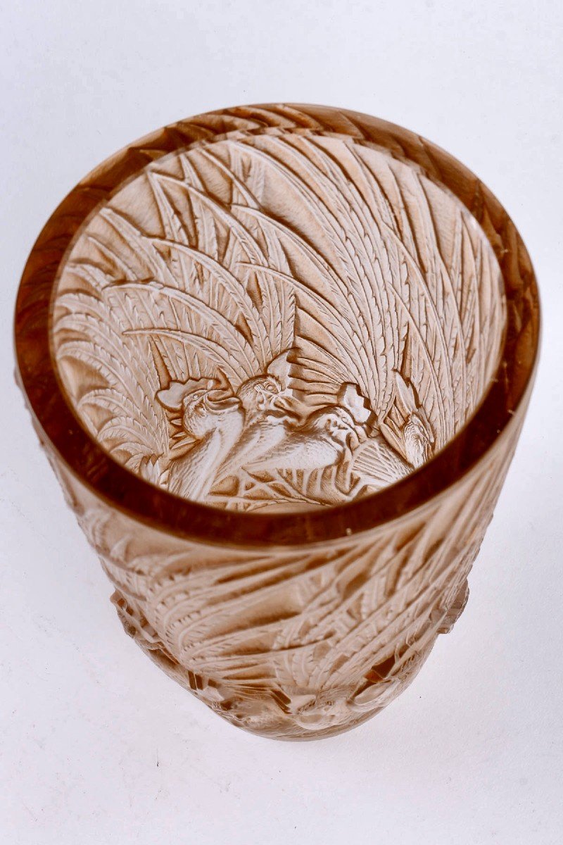 1928 René Lalique - Vase Coqs Et Plumes Verre Blanc Patiné Sépia-photo-3