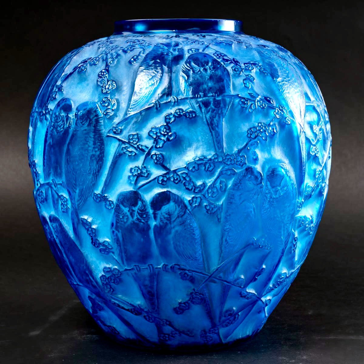 1919 René Lalique - Vase Perruches Electric Blue Glass With White Patina-photo-2