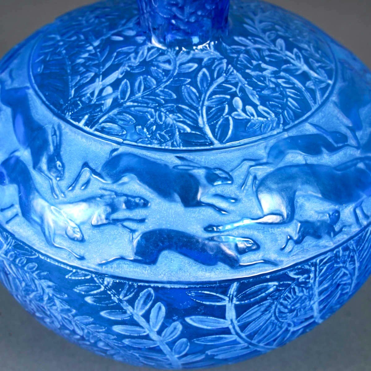 1923 René Lalique - Vase Lièvres Verre Bleu Electrique Patiné Blanc-photo-4