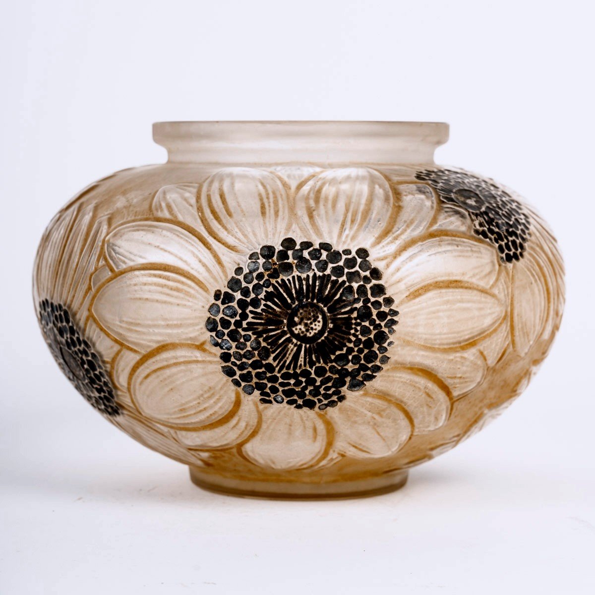 1923 René Lalique - Vase Dahlias Verre Blanc Patiné Sépia Et Emaillé Noir