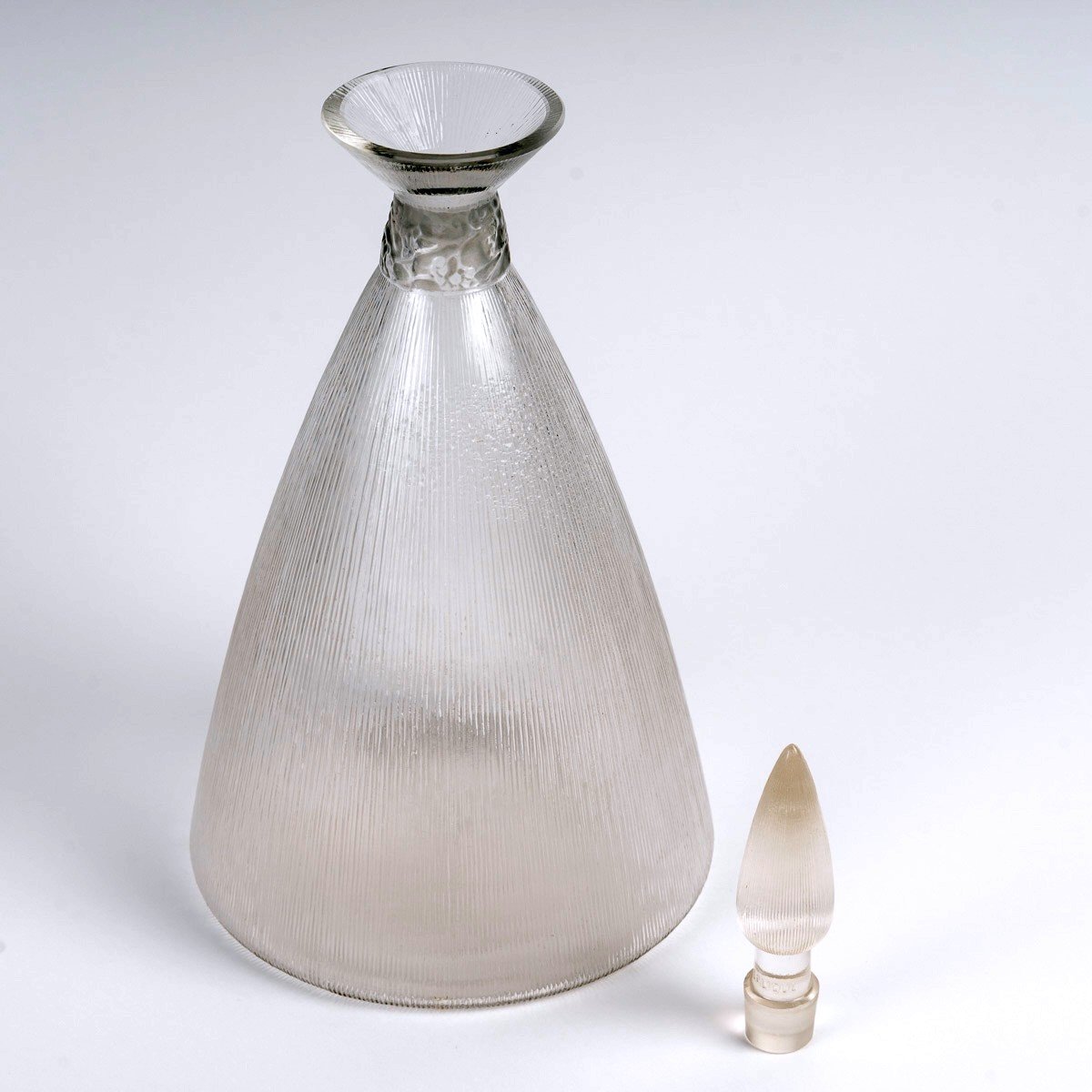 1920 René Lalique - Carafe Vigne Strie Verre Blanc Patiné Gris-photo-2