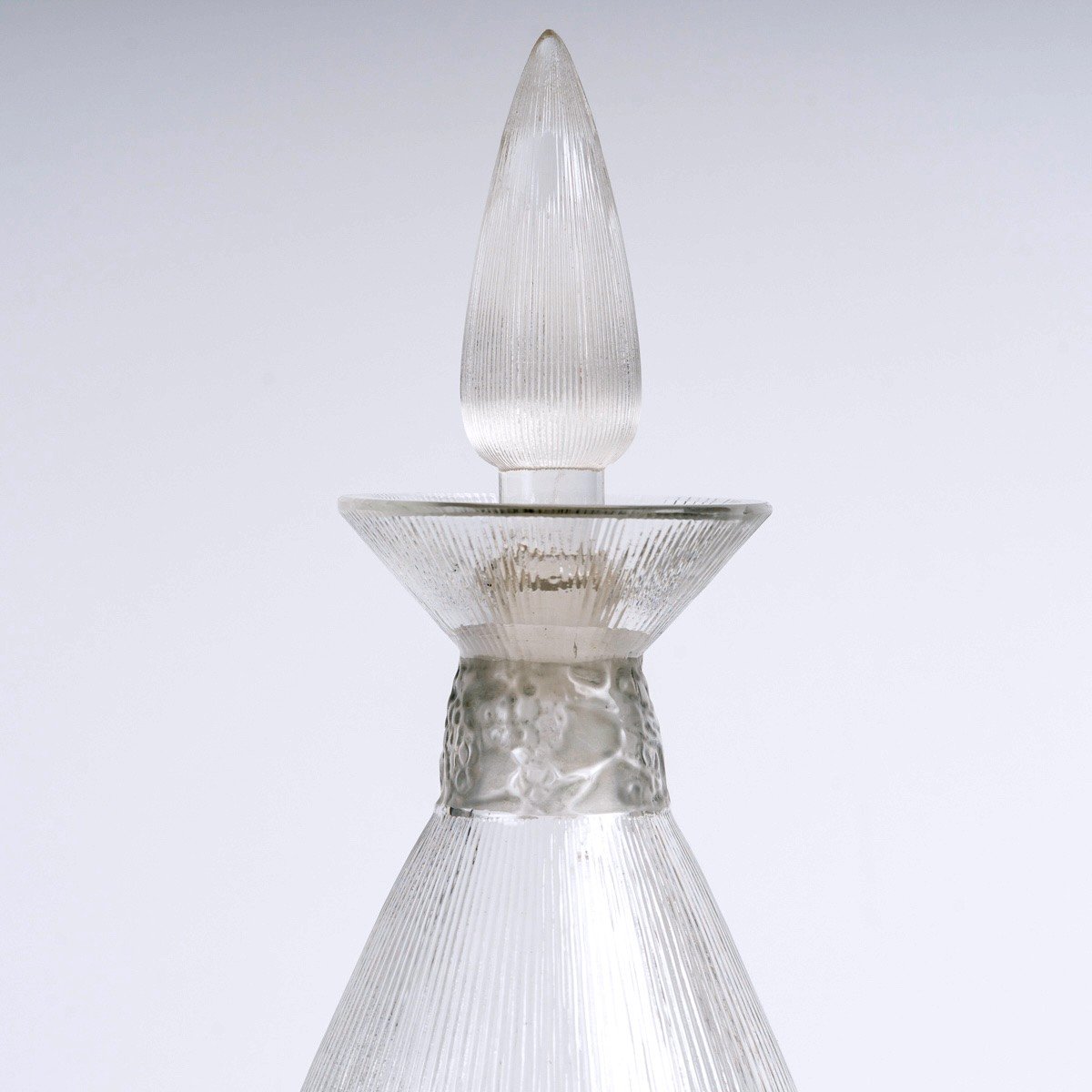 1920 René Lalique - Carafe Vigne Strie Verre Blanc Patiné Gris-photo-3