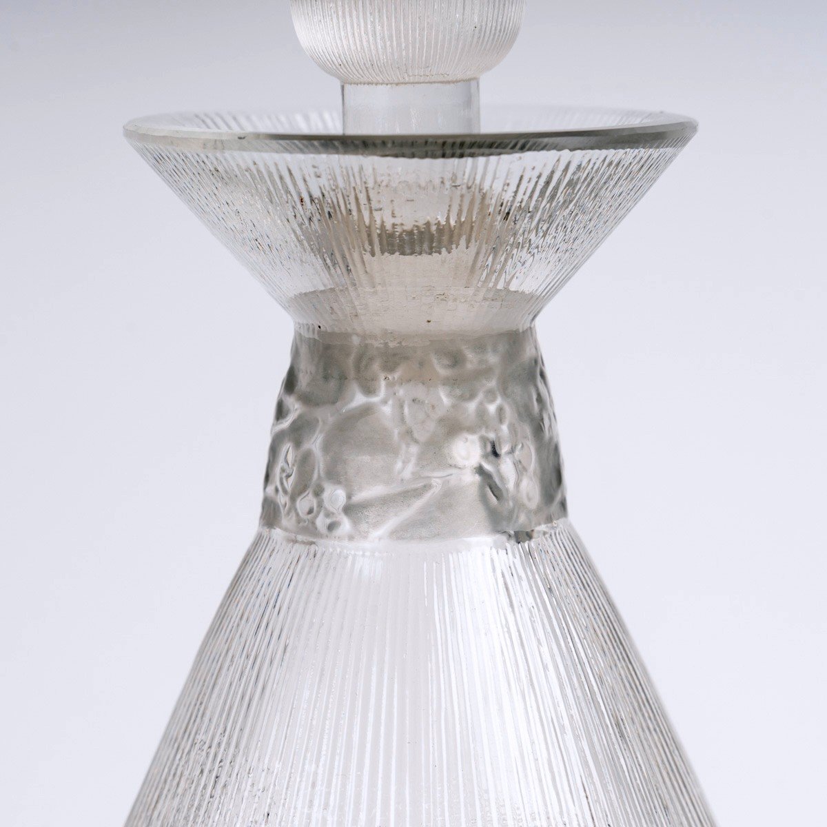 1920 René Lalique - Carafe Vigne Strie Verre Blanc Patiné Gris-photo-4