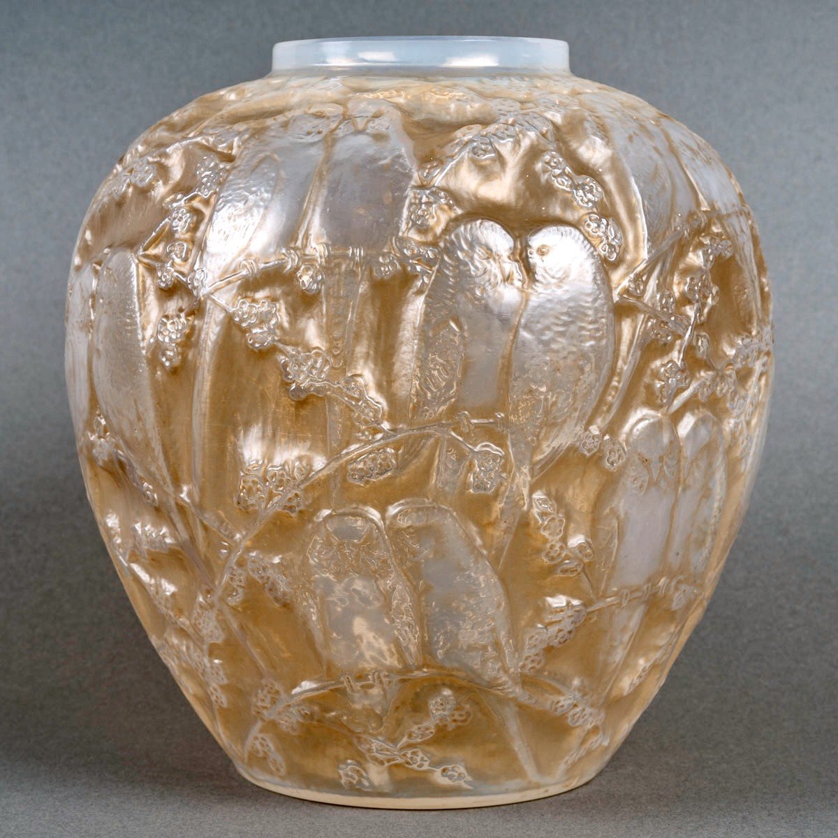 1919 René Lalique - Vase Perruches Parrots Cased Opalescent Glass With Sepia Patina-photo-2