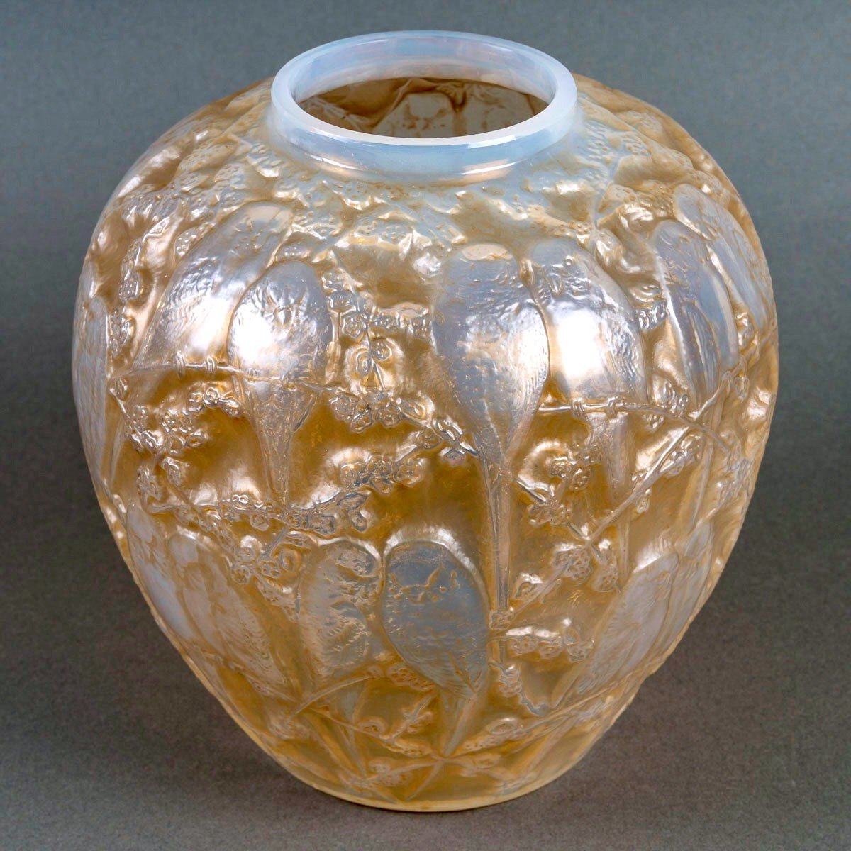 1919 René Lalique - Vase Perruches Parrots Cased Opalescent Glass With Sepia Patina-photo-4