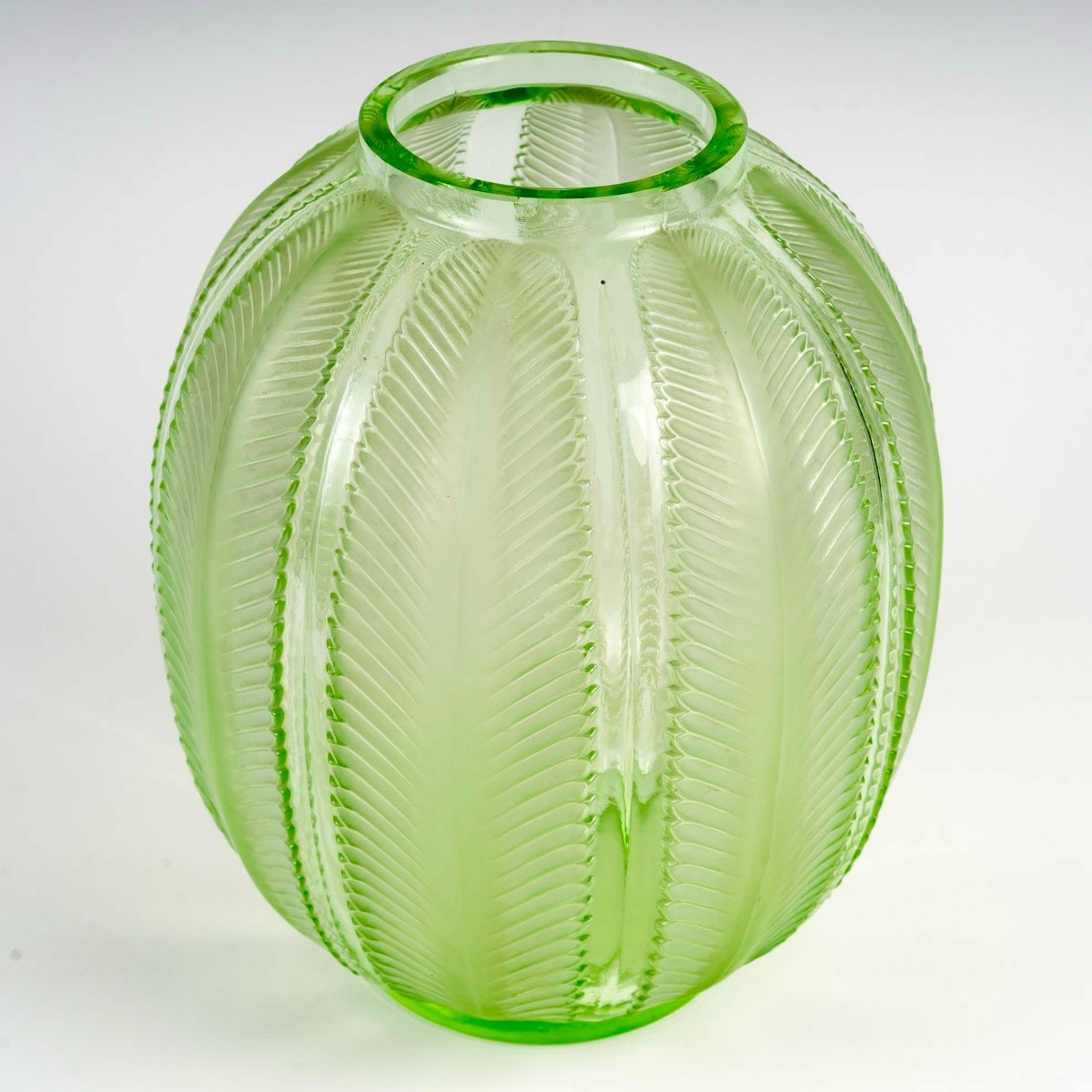 1932 René Lalique - Vase Biskra Verre Vert Clair Patiné Blanc-photo-3