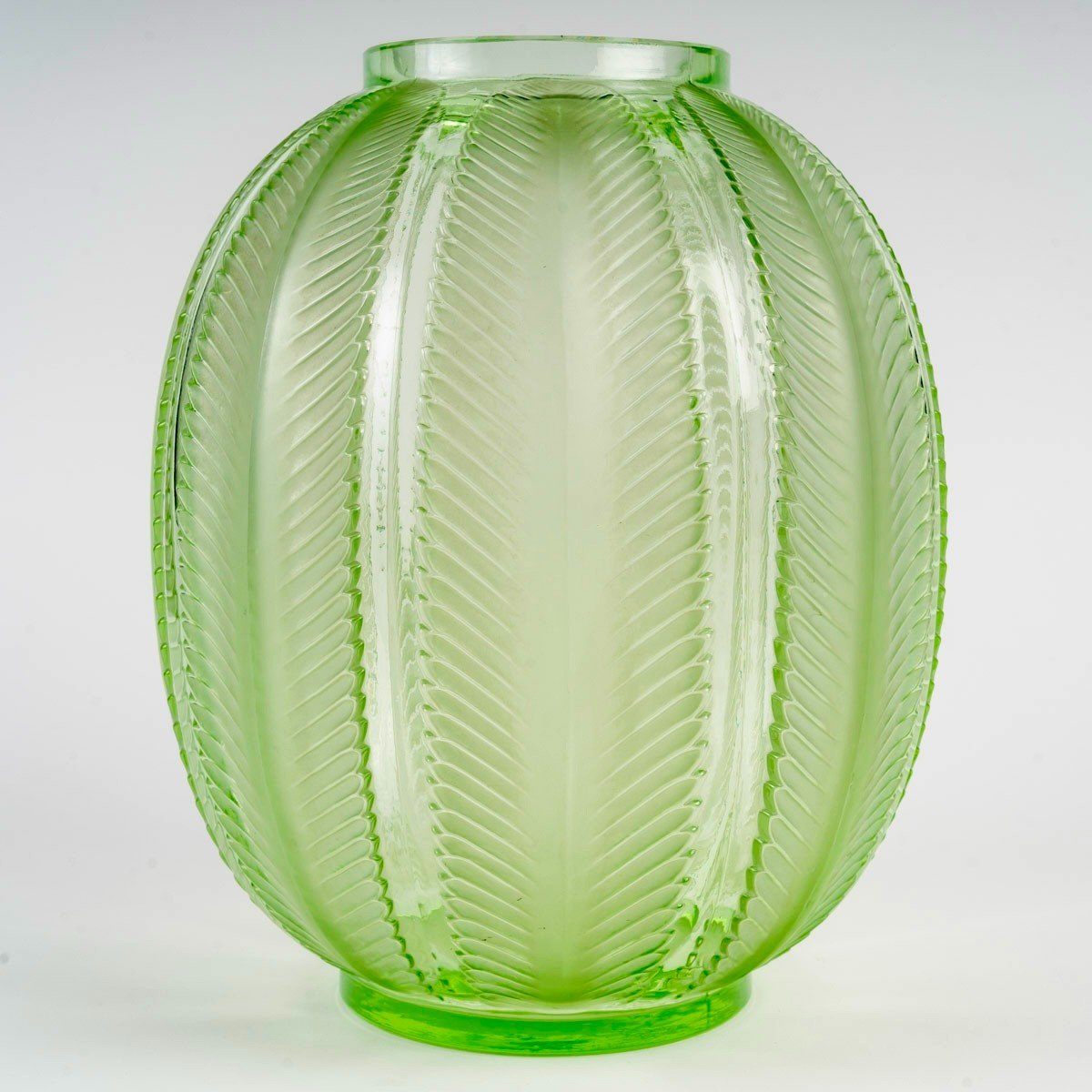 1932 René Lalique - Vase Biskra Verre Vert Clair Patiné Blanc