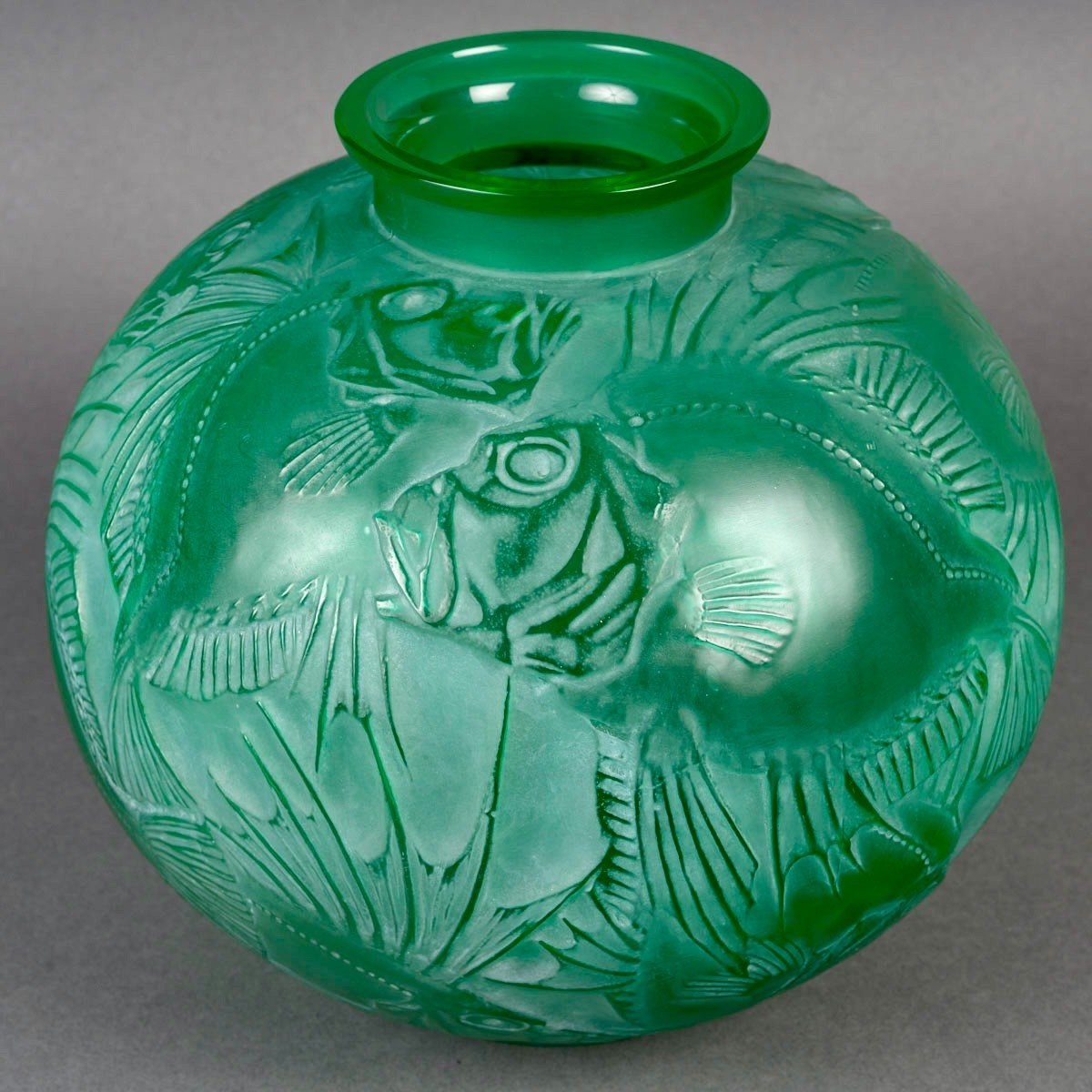 1921 René Lalique - Vase Poissons Fishes Emerald Green Glass With White Patina-photo-2