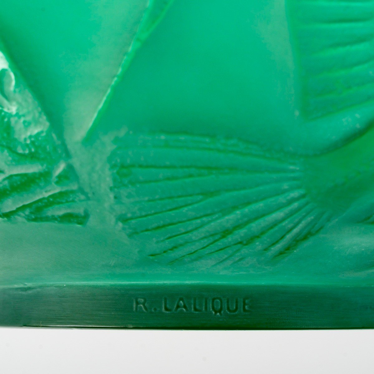 1921 René Lalique - Vase Poissons Fishes Emerald Green Glass With White Patina-photo-2