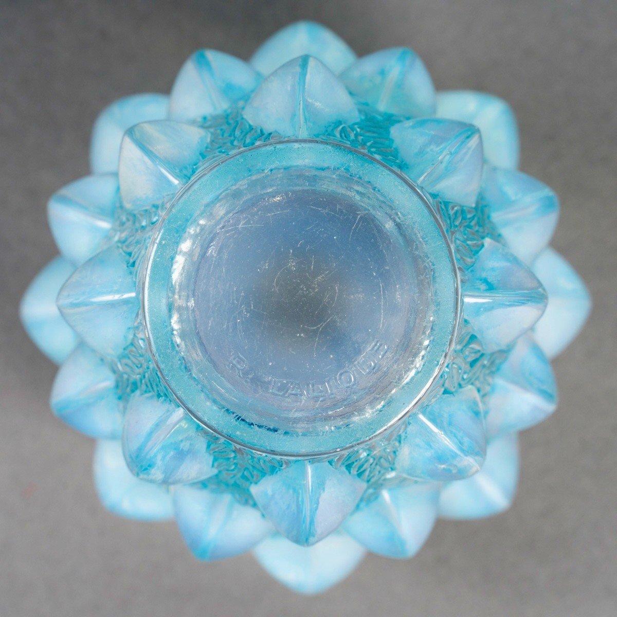 1927 René Lalique - Vase Rampillon Verre Opalescent Patiné Bleu-photo-2