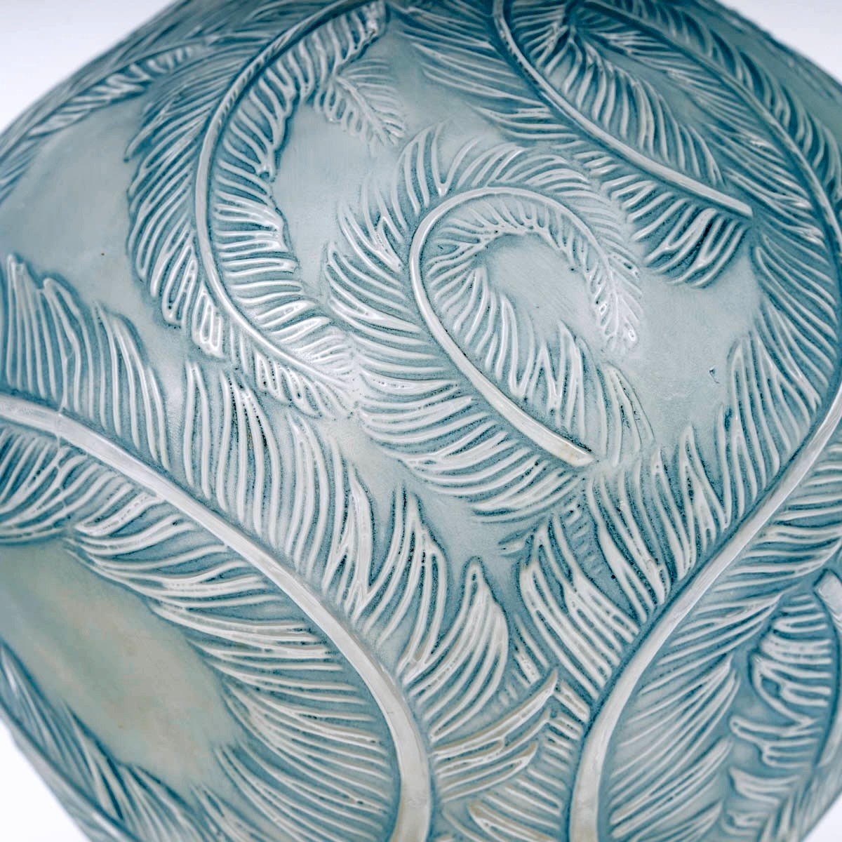 1920 René Lalique - Vase Plumes Verre Blanc Patiné Bleu-photo-3