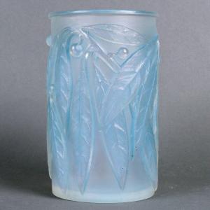 1922 René Lalique - Vase Laurier Verre Opalescent Patiné Bleu