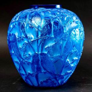 1919 René Lalique - Vase Perruches Verre Bleu Electrique Patiné Blanc