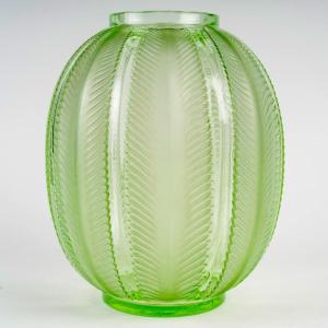 1932 René Lalique - Vase Biskra Light Green Glass With White Patina