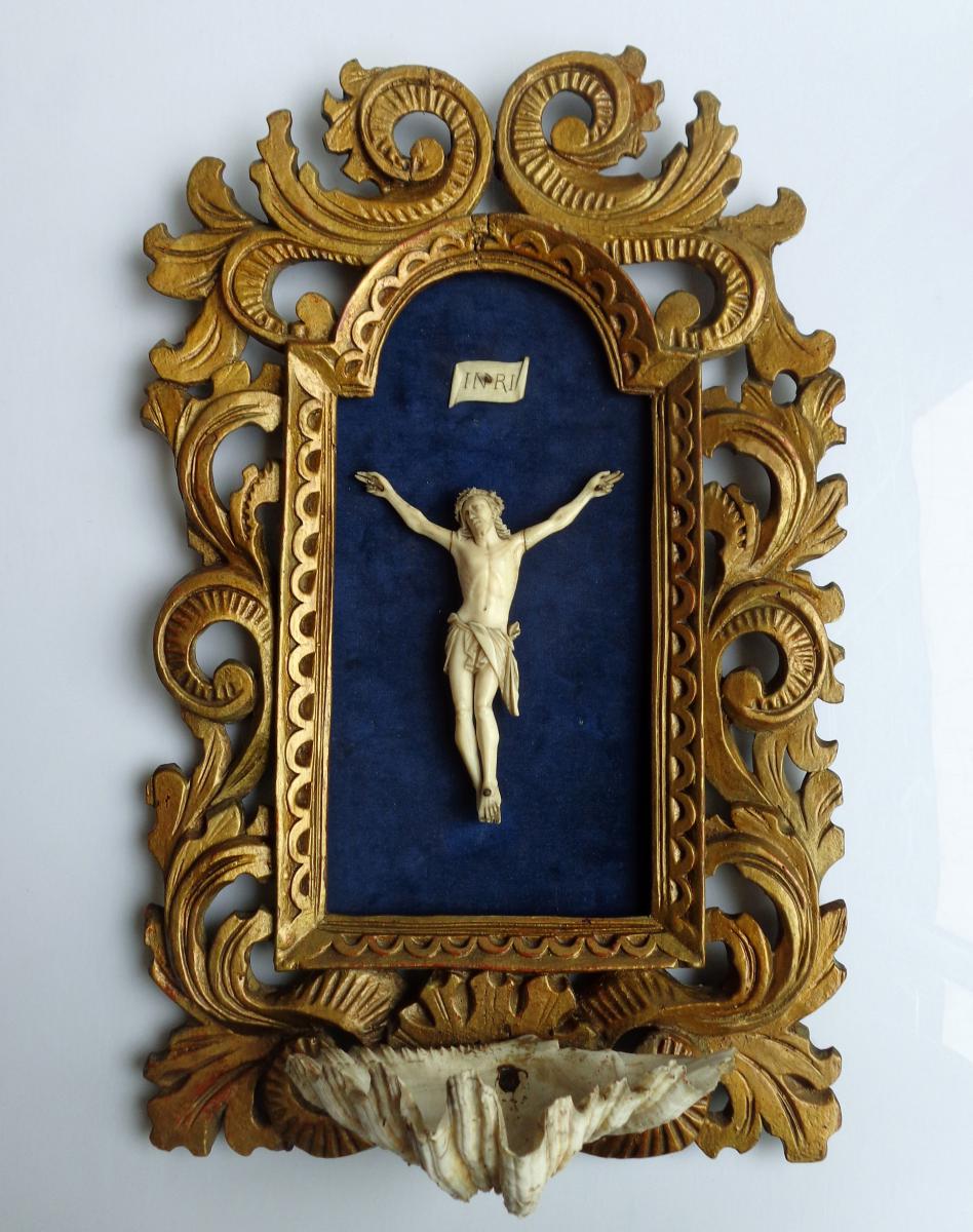 Crucifix Sculpté - Cadre Doré - Fin18ème - Dim 41 X 25 Formant Bénitier