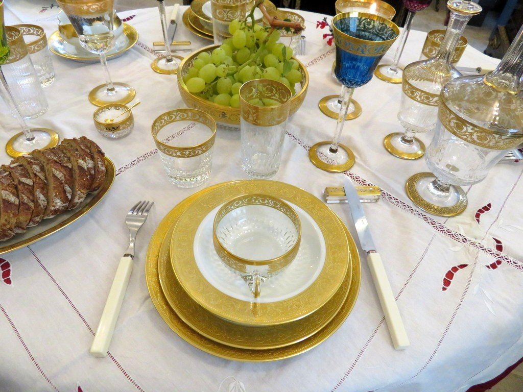 Table Dressée Pour 4  Avec Thistle Or  Cristal De Saint Louis / Porcelaine Limoges Par Haviland