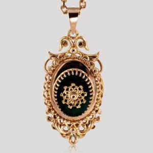 Collier Pendentif Cassolette Or Jaune Et Agate Verte, XIXe Siècle