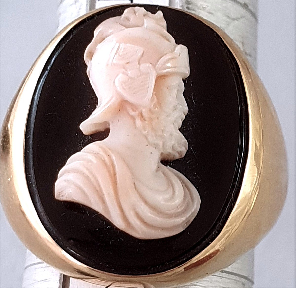 Yellow Gold Chevaliere Ring With Sculpted Cameo On Agate - 19th Century