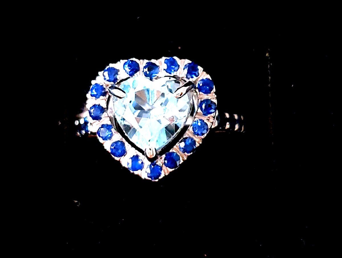 BAGUE COEUR OR BLANC SERTIE d'une AIGUE MARINE TAILLÉE EN  COEUR ENTOURÉ DE SAPHIRS BLEUS-photo-2