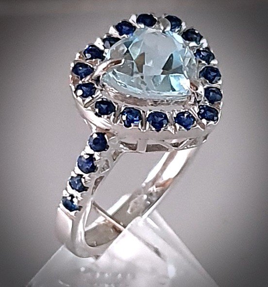 BAGUE COEUR OR BLANC SERTIE d'une AIGUE MARINE TAILLÉE EN  COEUR ENTOURÉ DE SAPHIRS BLEUS-photo-4