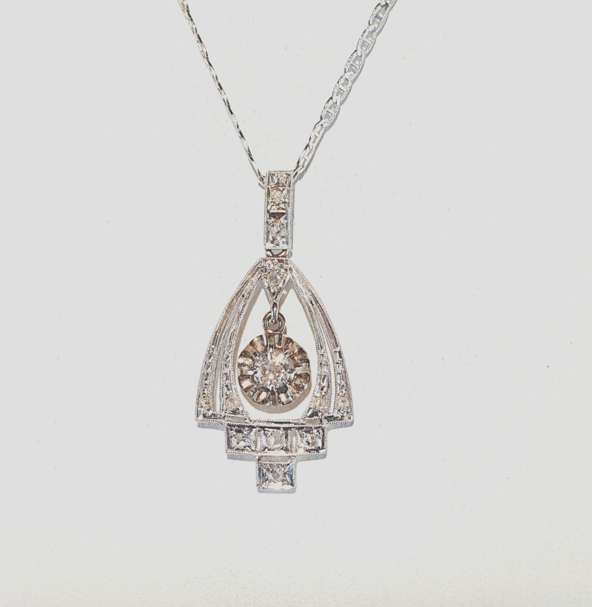 COLLIER avec PENDENTIF ART DECO - OR BLANC et PLATINE - DIAMANTS - VERS 1930