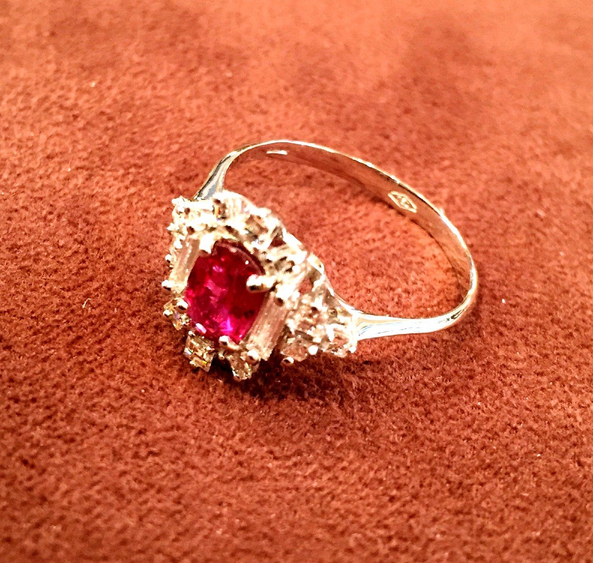 BAGUE OR BLANC RUBIS FIN AU CENTRE et ENTOURAGE de DIAMANTS "PRINCESSE"-photo-2