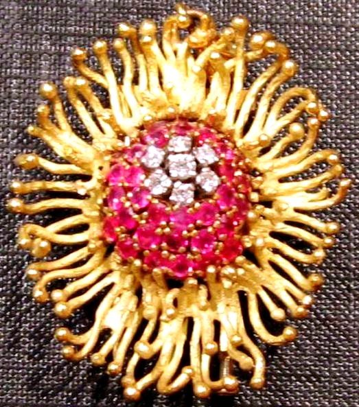 BROCHE - PENDENTIF OR JAUNE RUBIS DIAMANTS - VERS 1950