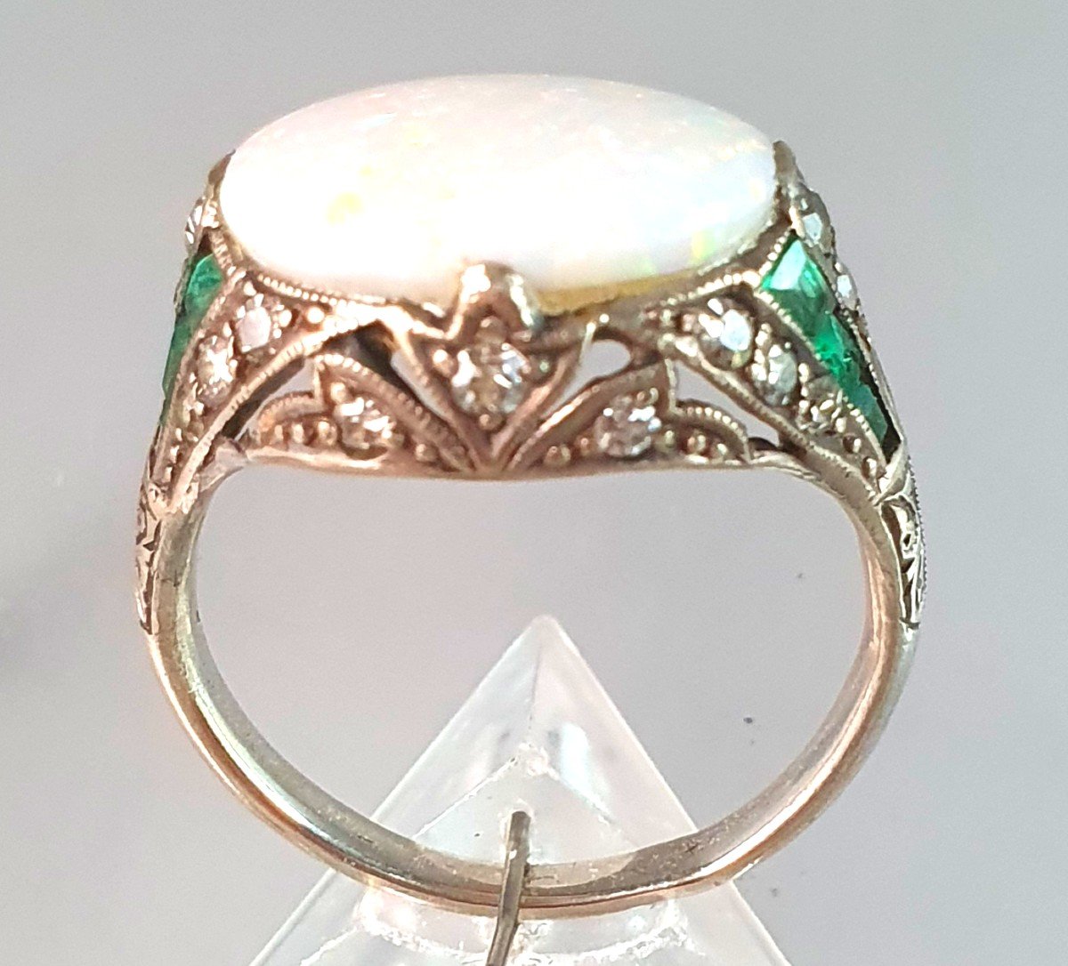 BAGUE ART DECO - MONTURE ARGENT - OPALE - DIAMANTS - EMERAUDES CALI BRÉES 