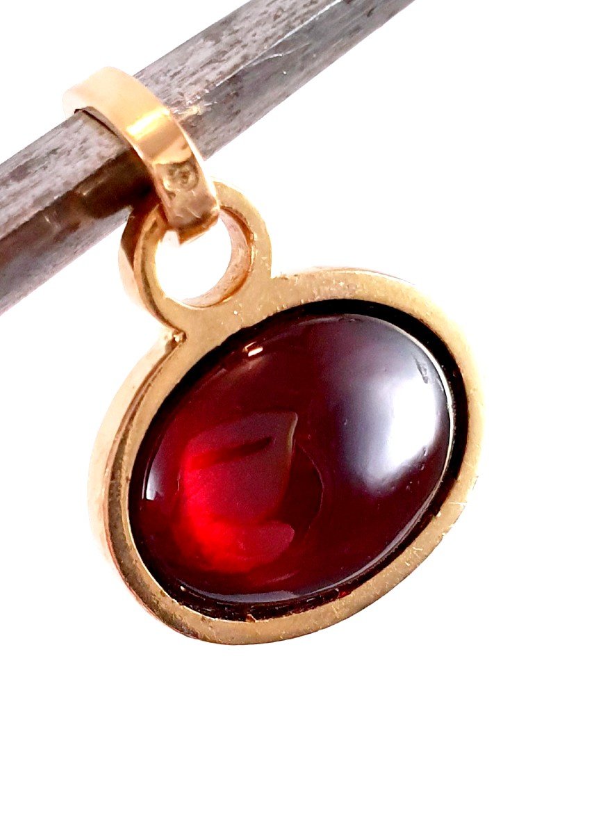 Old Oval Charm In 750°/°° Yellow Gold With Cabochon, Garnet