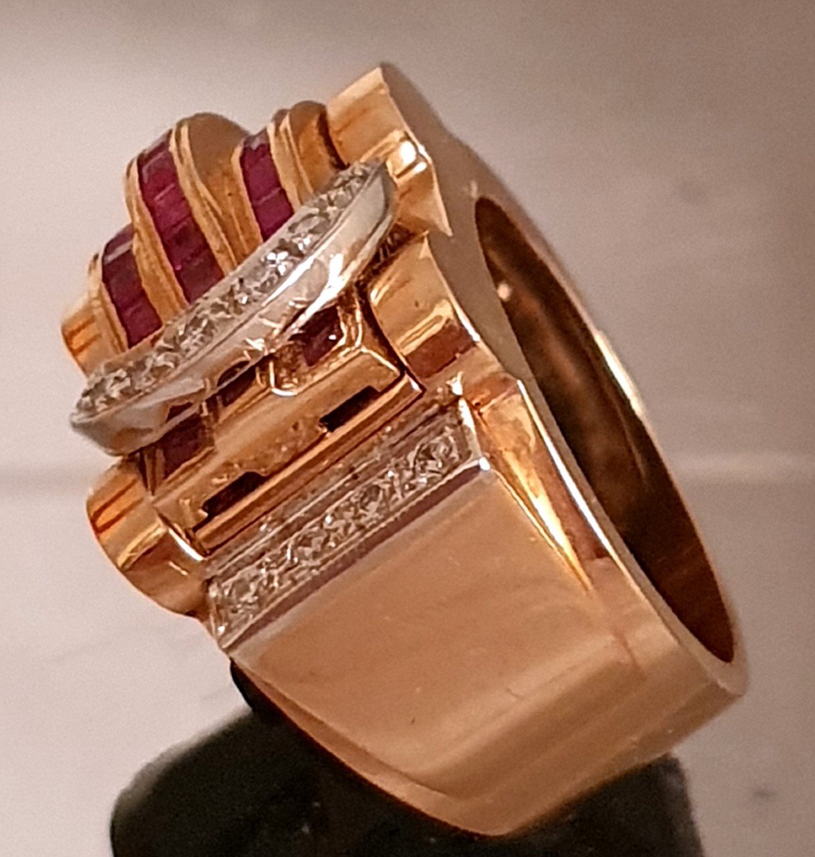 BAGUE CEINTURE OR JAUNE et BLANC - DIAMANTS - RUBIS CALIBRÉS STYLE 1940/1948-photo-3