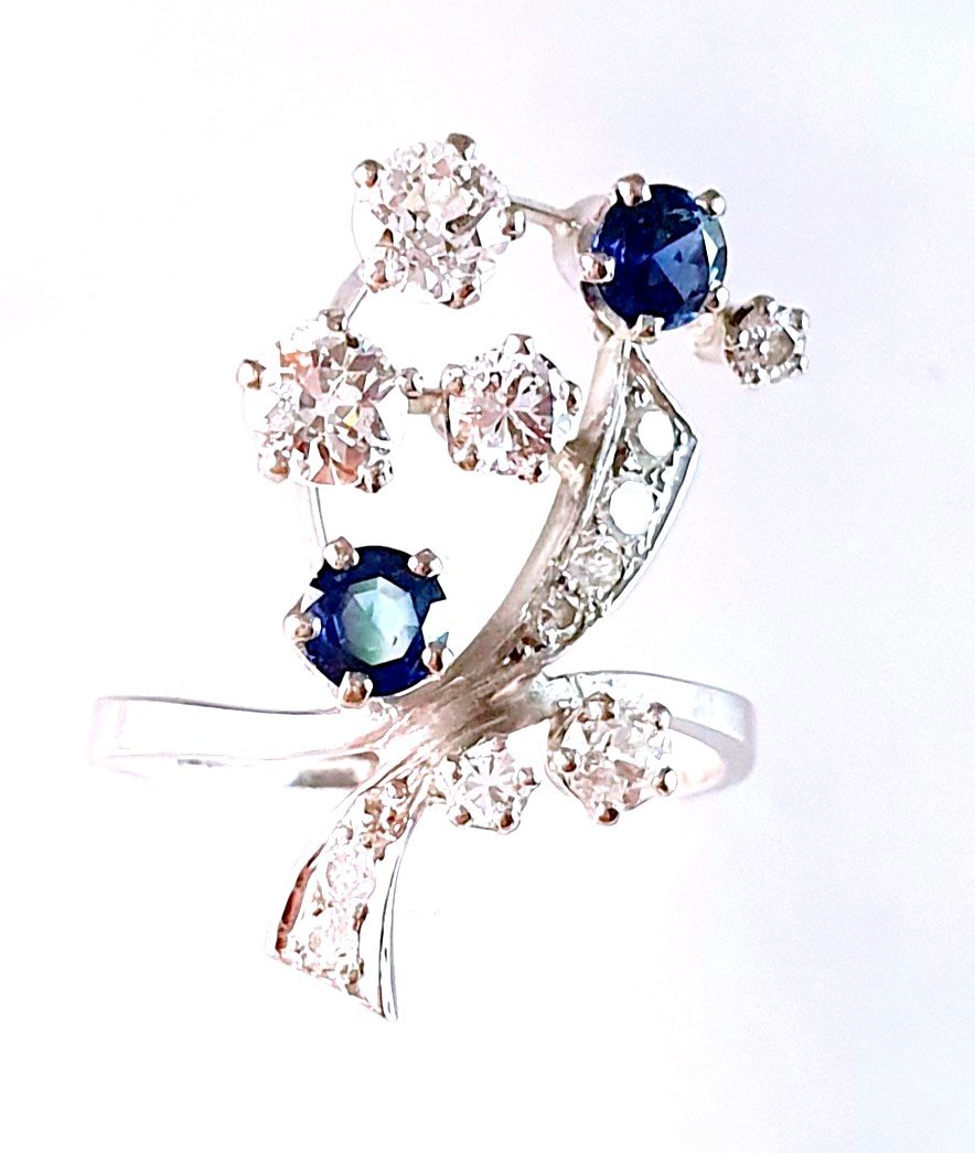 750°/°° White Gold Ring Set With Fine Sapphires And Brilliant Diamonds - 1970s Period