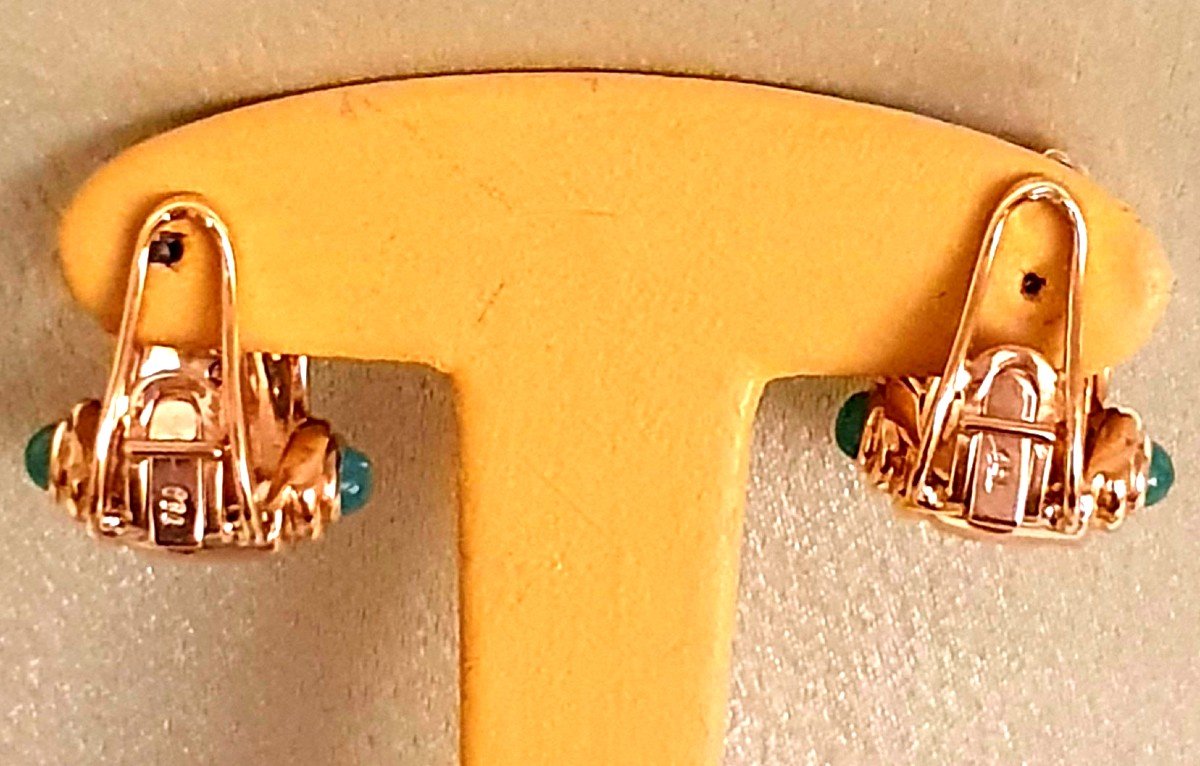 Yellow Gold Clips With A Line Of Diamonds And 2 Emerald Cabochons-photo-3