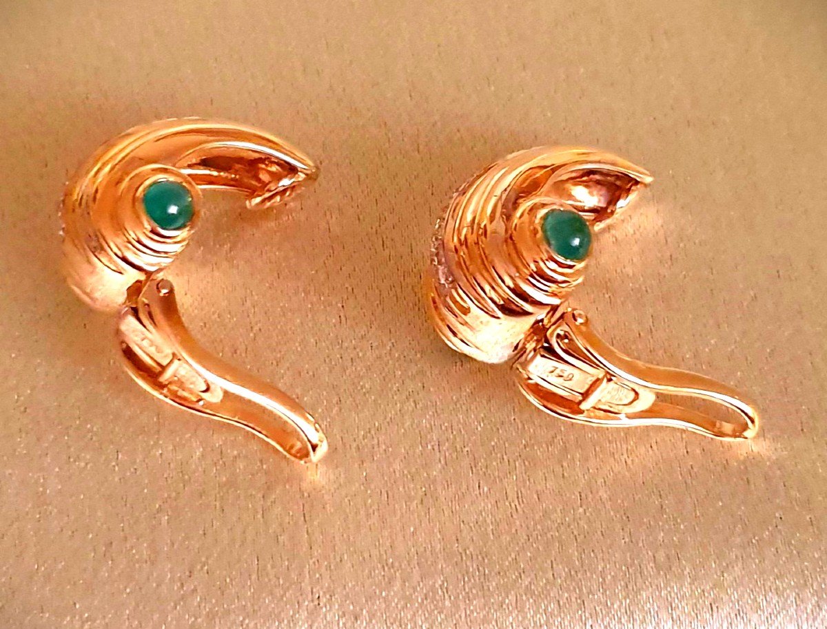 Yellow Gold Clips With A Line Of Diamonds And 2 Emerald Cabochons-photo-2