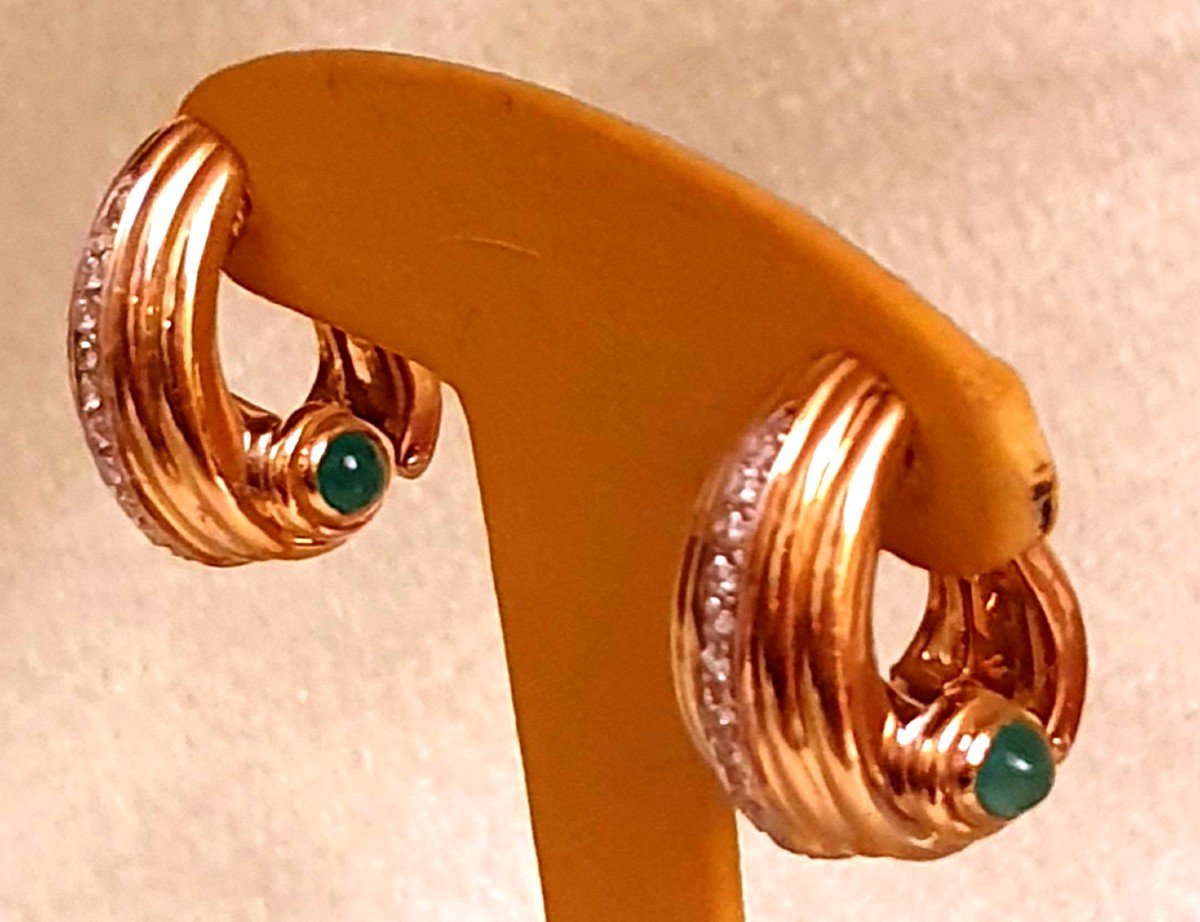 Yellow Gold Clips With A Line Of Diamonds And 2 Emerald Cabochons-photo-1